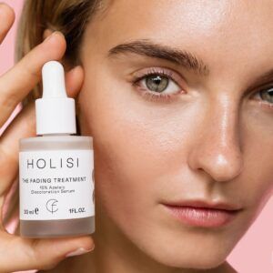 Frasco de The Fading Treatment de Holisi 30ml para el tratamiento de manchas y falta de luminosidad.