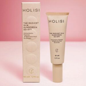 Envase de The Radiant Silk Sunscreen SPF 50 de Holisi, protector solar facial con acabado seda.