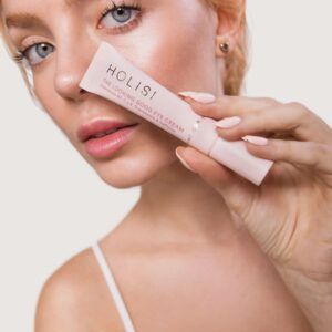 Envase de The Looking Good Eye Treatment de Holisi, tratamiento para el contorno de ojos.