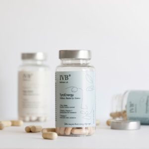 Bote de cápsulas Tyroenergy de IVB Wellness para el soporte nutricional de la glándula tiroides.