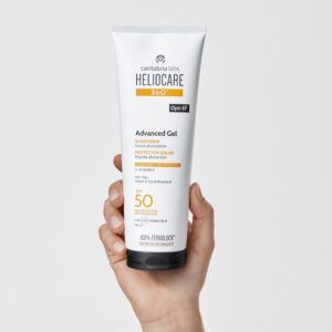 Bote de protector solar corporal Heliocare Advanced Gel SPF 50 para todo tipo de pieles.