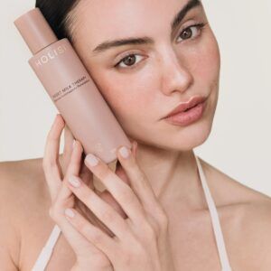 Frasco de Reset Milk Therapy de Holisi, esencia facial nutritiva y equilibrante.
