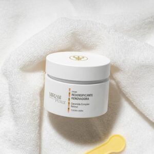 Envase de 50 ml de la Crema Redensificante Renovadora Retinol Ligera de Miriam Pérez, emulsión antiedad fluida.